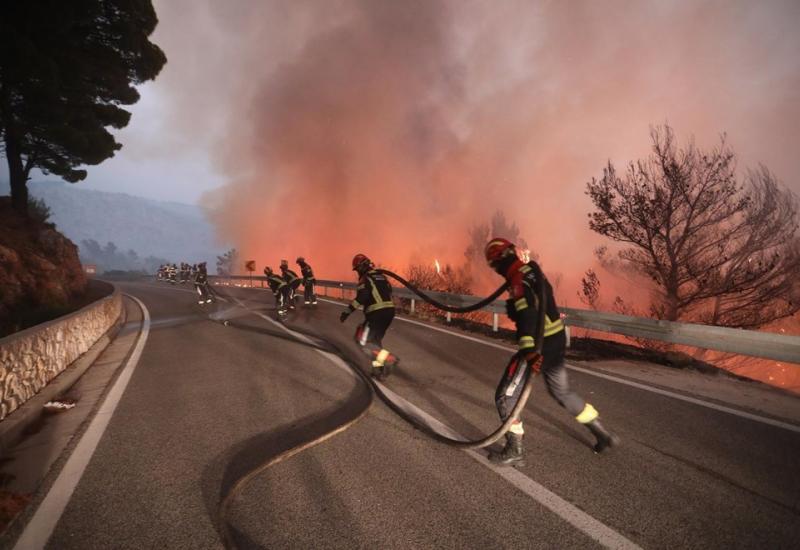 Razbuktao se požar kod Skradina, izbio novi požar kod Šibenika, gori i Biokovo